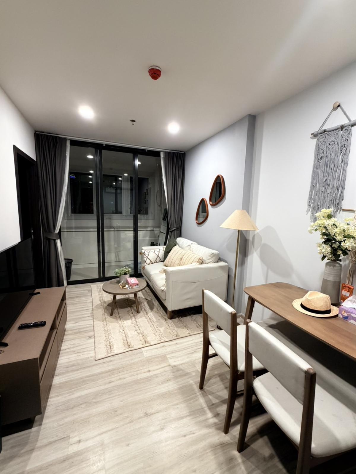 For SaleCondoRatchadapisek, Huaikwang, Suttisan : 03/04/2026, Looking for a condo in the heart of Ratchada! XT Huai Khwang 1 bedroom, special price of only 4.65 million
Near MRT Huai Khwang - Shopping & complete lifestyle available for immediate viewing! 0642748883