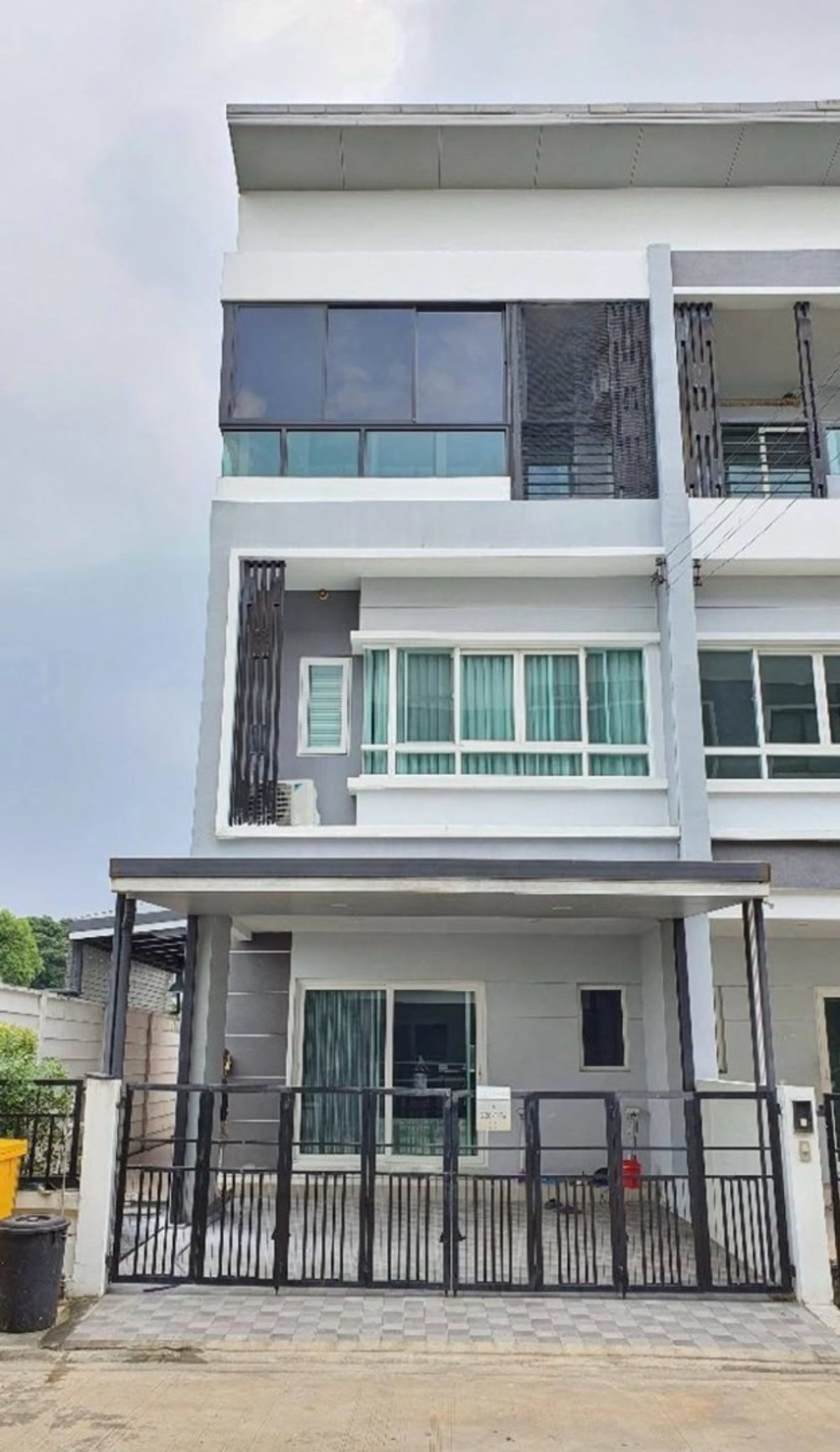 ให้เช่าทาวน์โฮมนวมินทร์ รามอินทรา : 29,000.- ให้เช่า ทาวน์โฮม 3 ชั้นหลังมุม พร้อมเฟอร์ หมู่บ้าน The Ricco Town เดอะริคโค้ ทาวน์ วัชรพล ใกล้ตลาดถนอมมิตร ทางด่วนรามอินทราเข้าเอกมัย