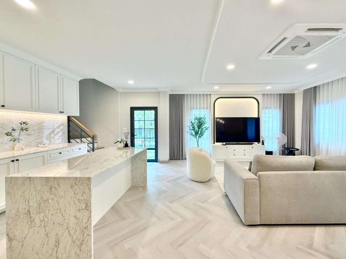 ขายบ้านบางนา แบริ่ง ลาซาล : 🔥 Rare Possession!  ดีลลับที่นักลงทุนระดับ High-End ต้องครอบครอง