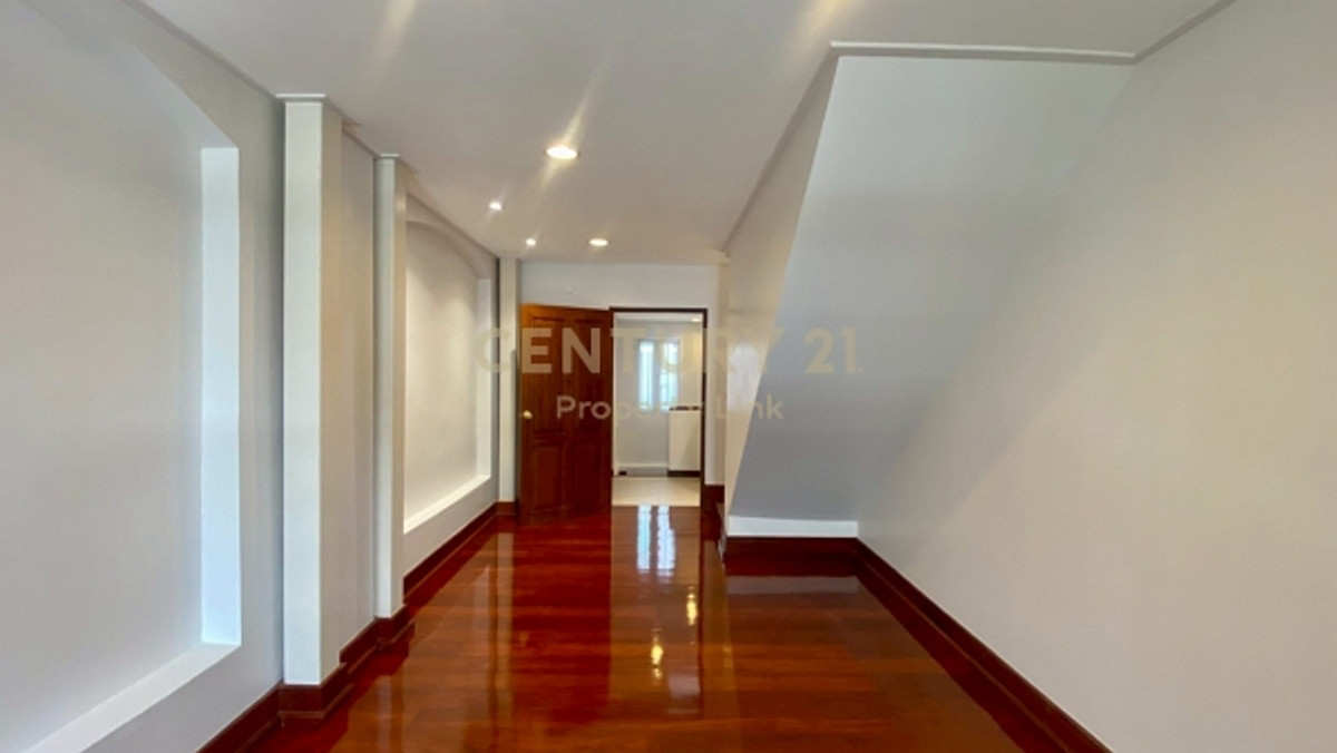 For RentShop HouseYaowarat, Banglamphu : Newly Renovated | Clean | Airy | Ready to Move In Property ID: No.62-CB-68020