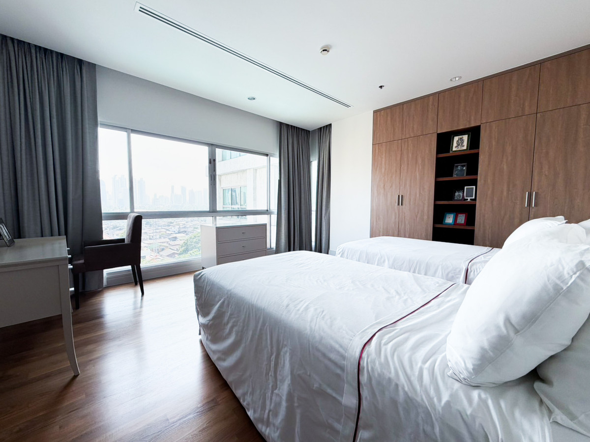 ให้เช่าคอนโดวิทยุ ชิดลม หลังสวน : Royal Residence Park ห้องใหญ่ 220 ตร.ม. ใกล้สวนลุมพินี เงียบสงบ เป็นส่วนตัว Please call: 062-496-6454