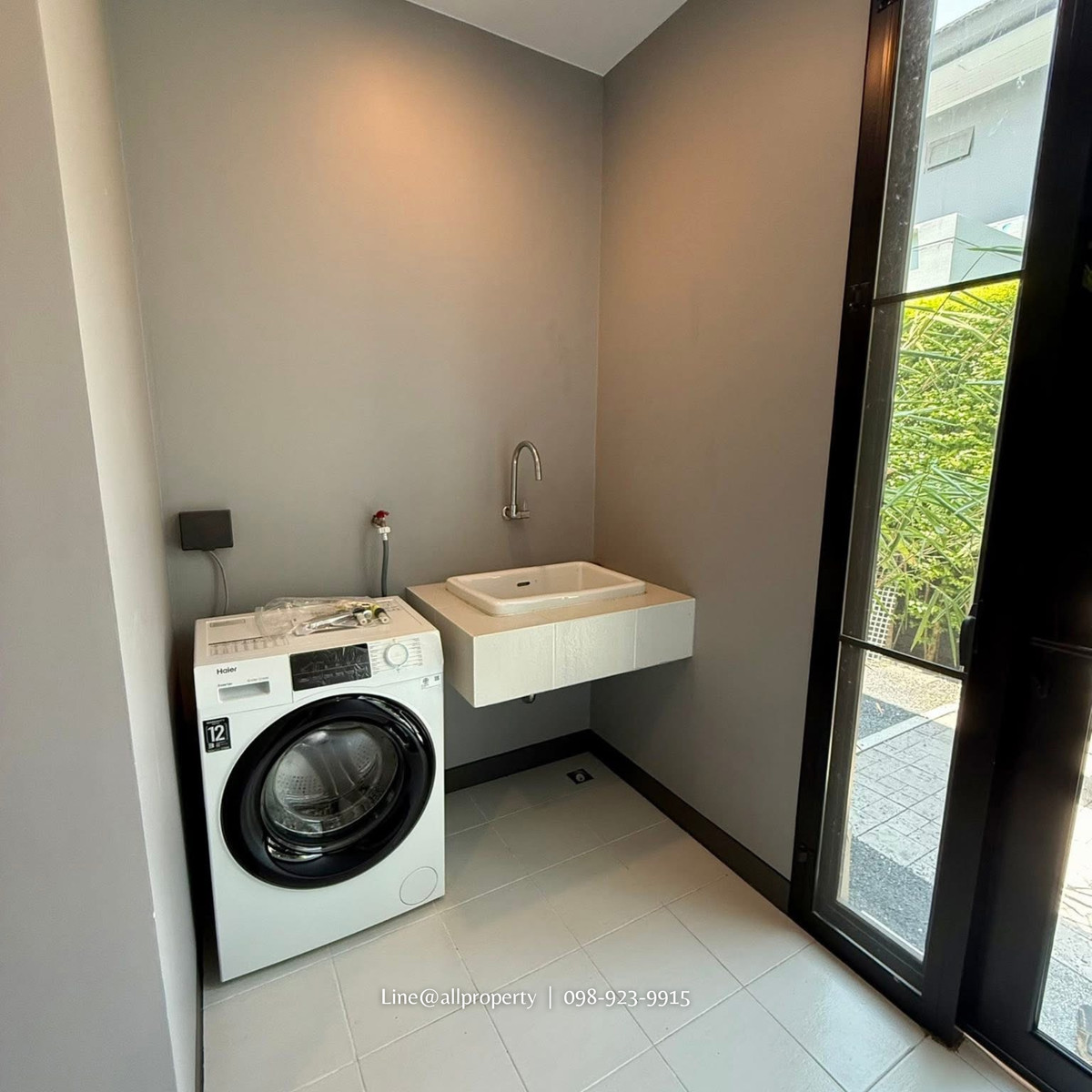 For RentHousePattanakan, Srinakarin : Luxury furnished 4-bedroom home for rent near top international schools