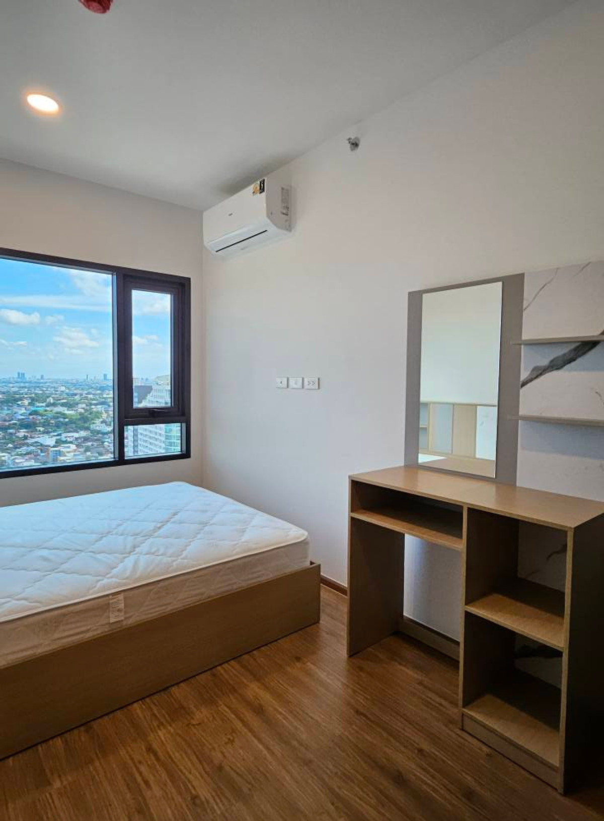 For RentCondoRamkhamhaeng, Hua Mak : For Rent ✨ The Livin Ramkhamhaeng ✨ Near MRT Interchange Lam Sali. Fully furnished with appliances.