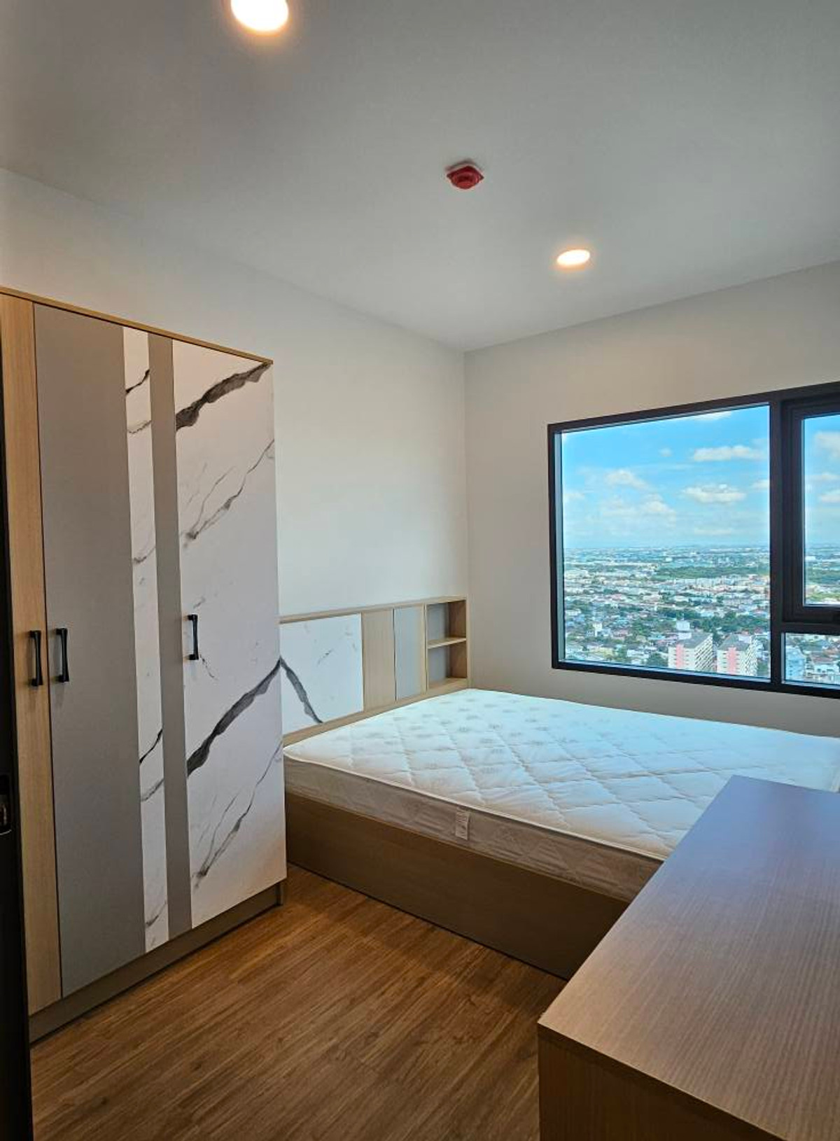 For RentCondoRamkhamhaeng, Hua Mak : For Rent ✨ The Livin Ramkhamhaeng ✨ Near MRT Interchange Lam Sali. Fully furnished with appliances.