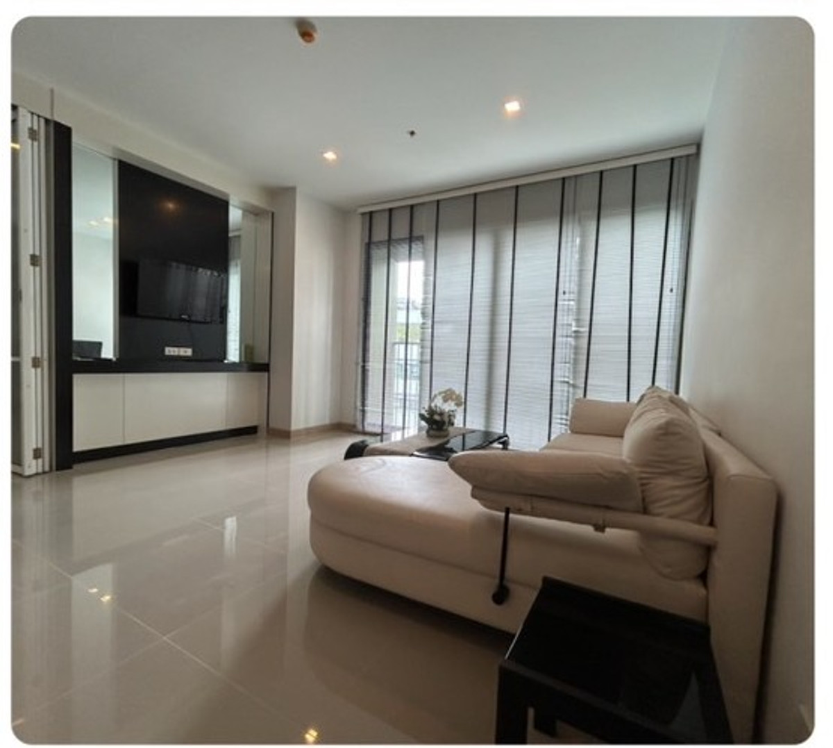 For RentCondoSukhumvit, Asoke, Thonglor : For rent: Noble Solo, beautiful room, decorated in a very luxurious style. With bathtub The room is very spacious and livable.