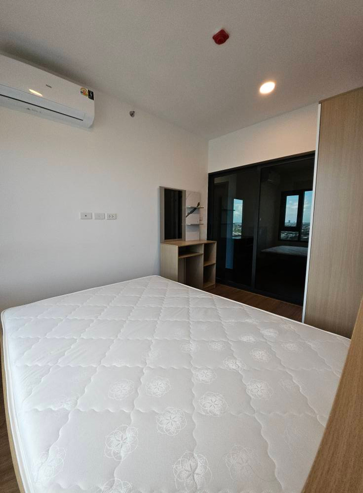 For RentCondoRamkhamhaeng, Hua Mak : For Rent ✨ The Livin Ramkhamhaeng ✨ Near MRT Interchange Lam Sali. Fully furnished with appliances.