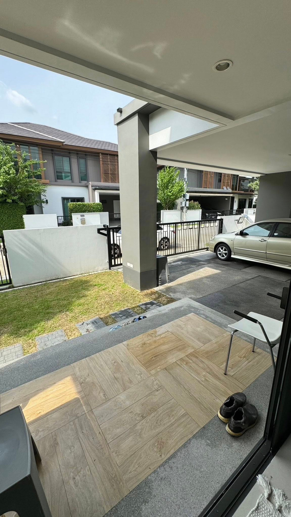 For RentHousePattanakan, Srinakarin : Detached house for rent 🔥 Burasiri Pattanakarn 🔥 4 bedrooms, 5 bathrooms, located on the new Pattanakarn Road.