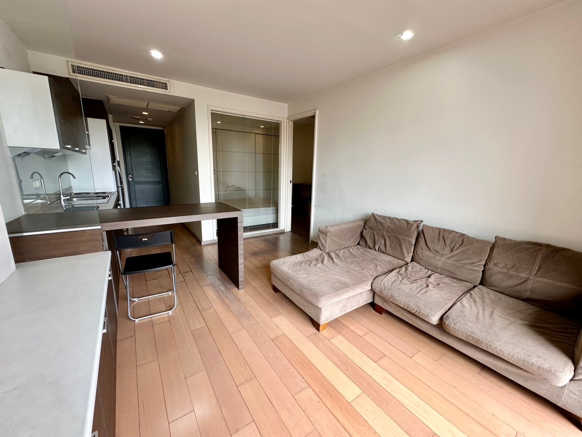 ให้เช่าคอนโดวิทยุ ชิดลม หลังสวน : ให้เช่า คอนโด | วิวสระว่ายน้ำ และสวนลุมพินี มีอ่างอาบน้ำ “Noble Ambience Sarasin” 50 ตร.ม. ใกล้ BTS ราชดำริ