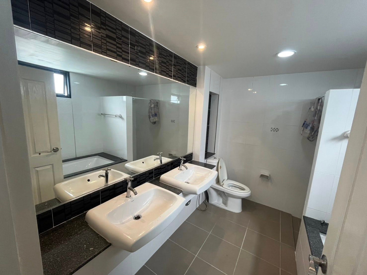 For RentTownhomeMin Buri, Romklao : Townhouse for rent 🔥 Trio Romklao 🔥 2 bedrooms, 3 bathrooms. Suitable for business and residential use.