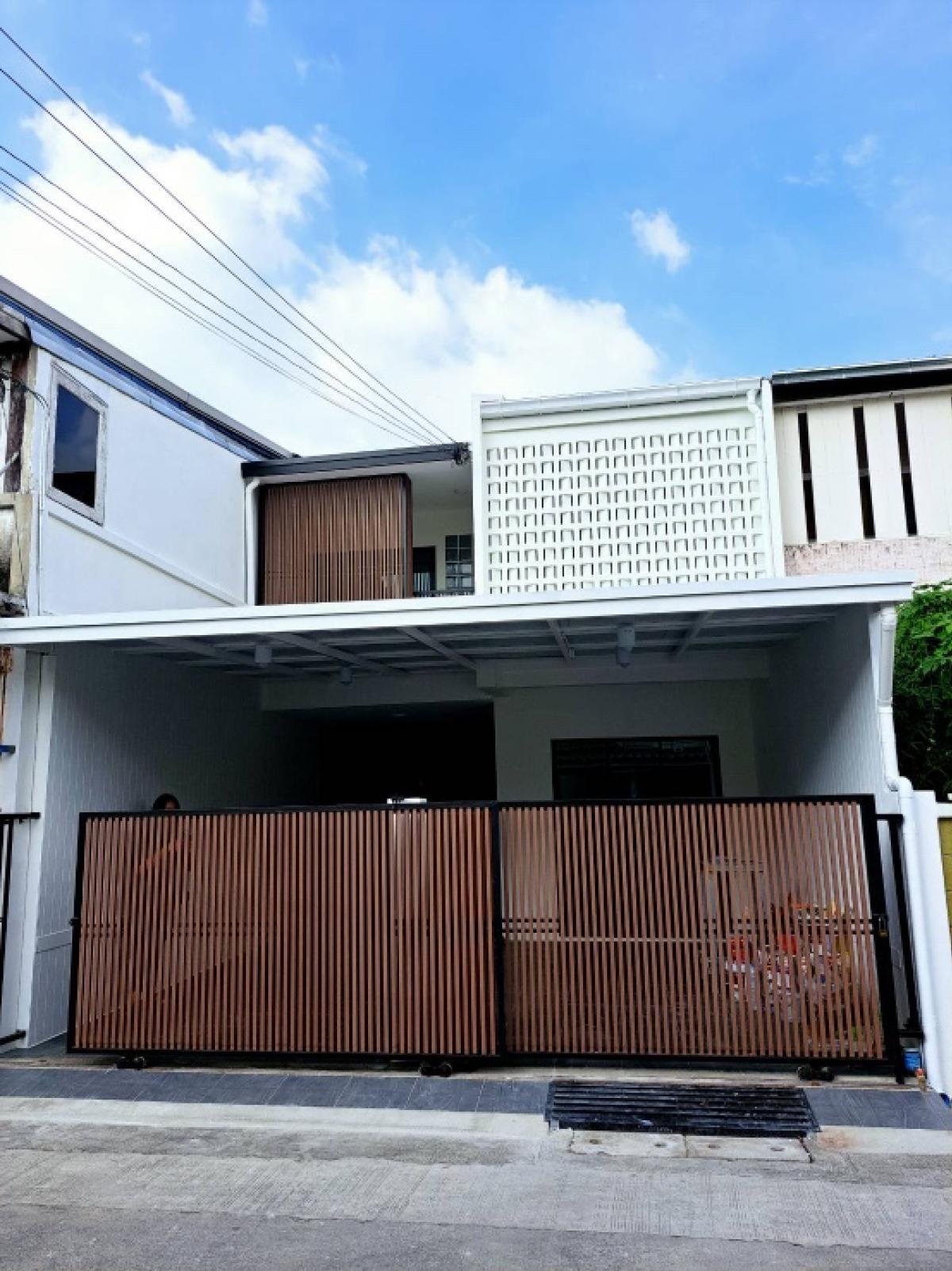 ขายทาวน์โฮมแจ้งวัฒนะ เมืองทอง : 💰 ขายจ้า! ทาวน์เฮ้าส์หลังใหญ่ รีโนเวทใหม่ทั้งหลัง✨ สไตล์ Mid Century Modern สวยอบอุ่น อยู่เองก็ดี ลงทุนก็ปัง📍 หมู่บ้านพงษ์เพชร แจ้งวัฒนะ 14🚝 ใกล้รถไฟฟ้าสายสีชมพู – ศูนย์ราชการแจ้งวัฒนะ