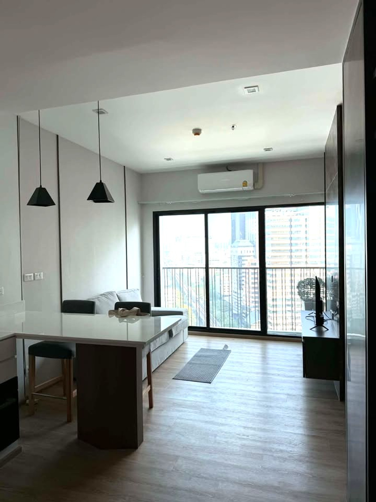 ให้เช่าคอนโดอารีย์ อนุสาวรีย์ : ให้เช่า Noble Reform  ราคา 39,000 บาท [NCr251241]