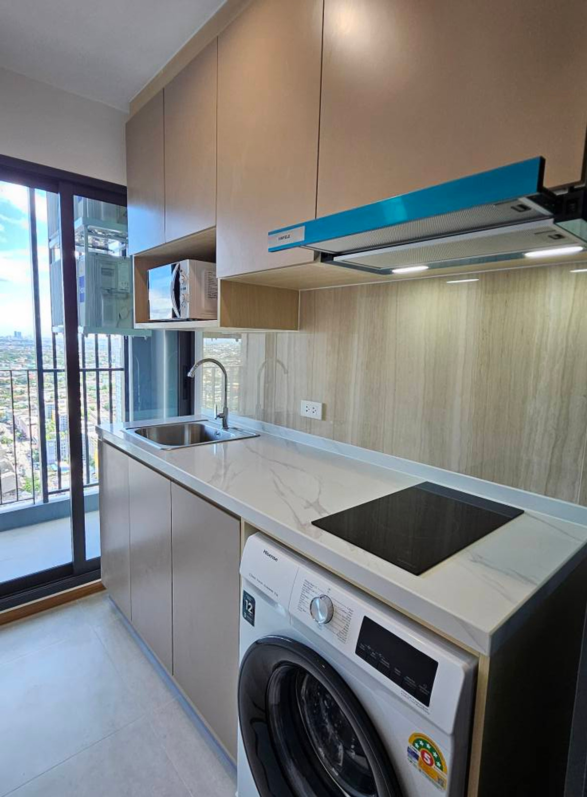 For RentCondoRamkhamhaeng, Hua Mak : For Rent ✨ The Livin Ramkhamhaeng ✨ Near MRT Interchange Lam Sali. Fully furnished with appliances.