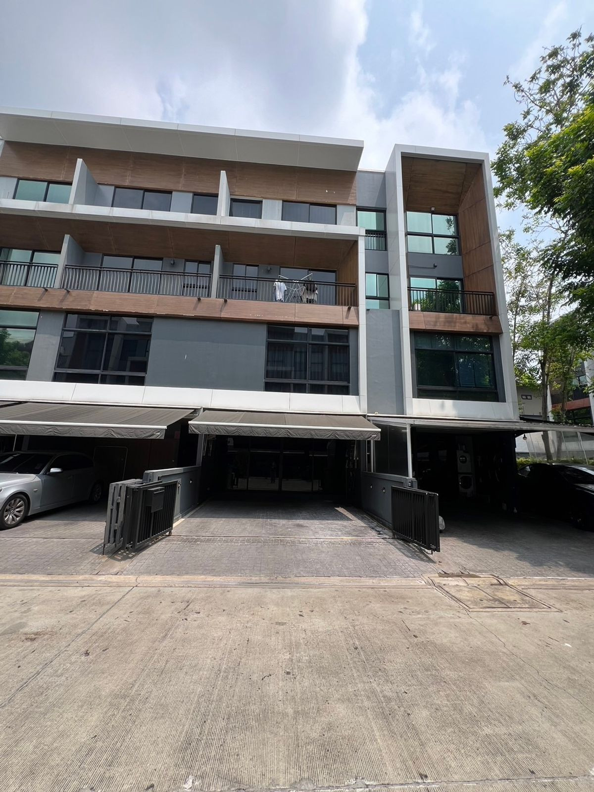 ขายทาวน์โฮมพระราม 3 สาธุประดิษฐ์ : A9221268 ขาย ทาวน์โฮม 3 ชั้นครึ่ง 2 คูหาติดกัน อาร์เด้น พระราม 3 (Arden Rama 3) ขนาดที่ดิน 46 ตารางวา