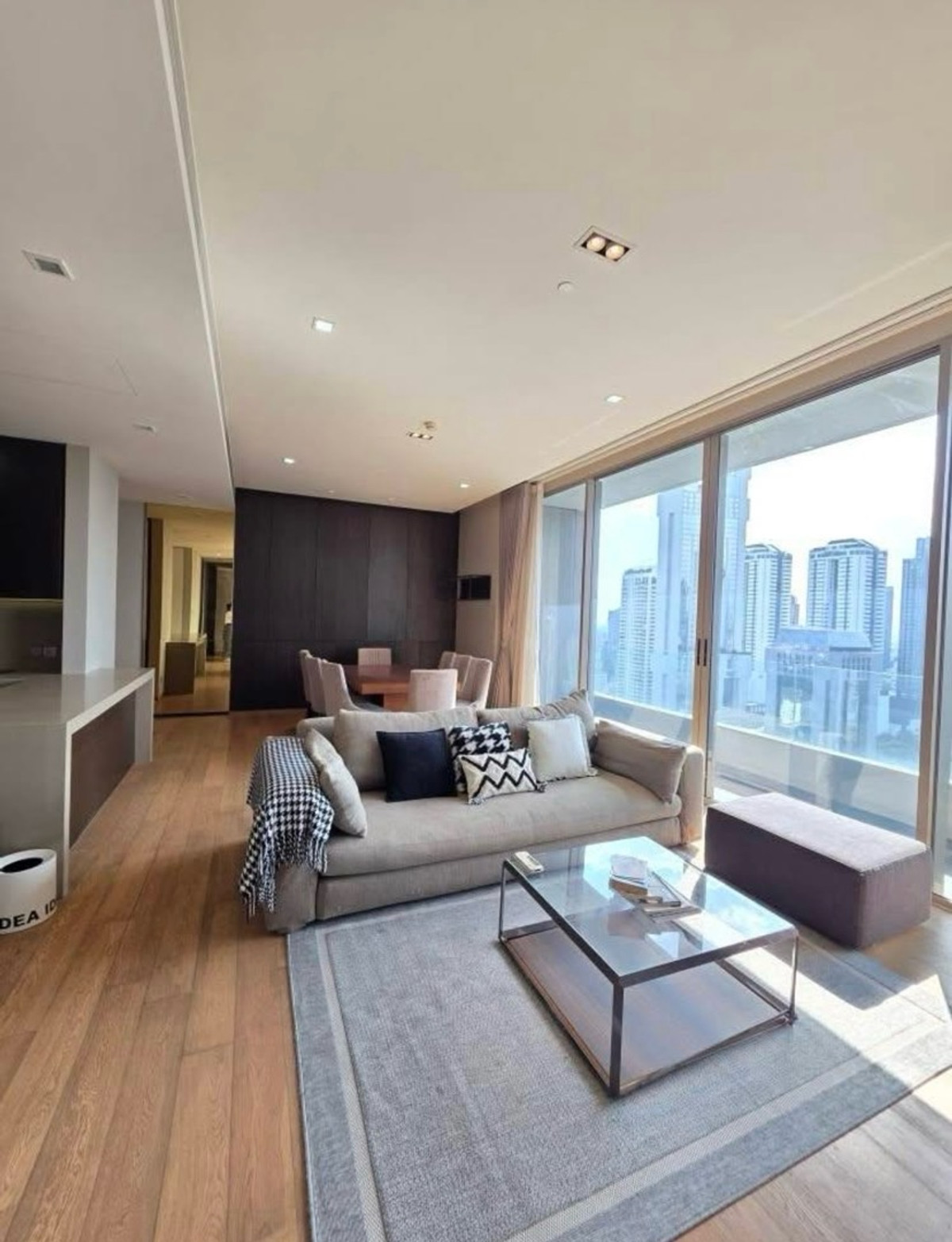 ให้เช่าคอนโดสีลม ศาลาแดง บางรัก : Saladaeng One Condo for Rent
