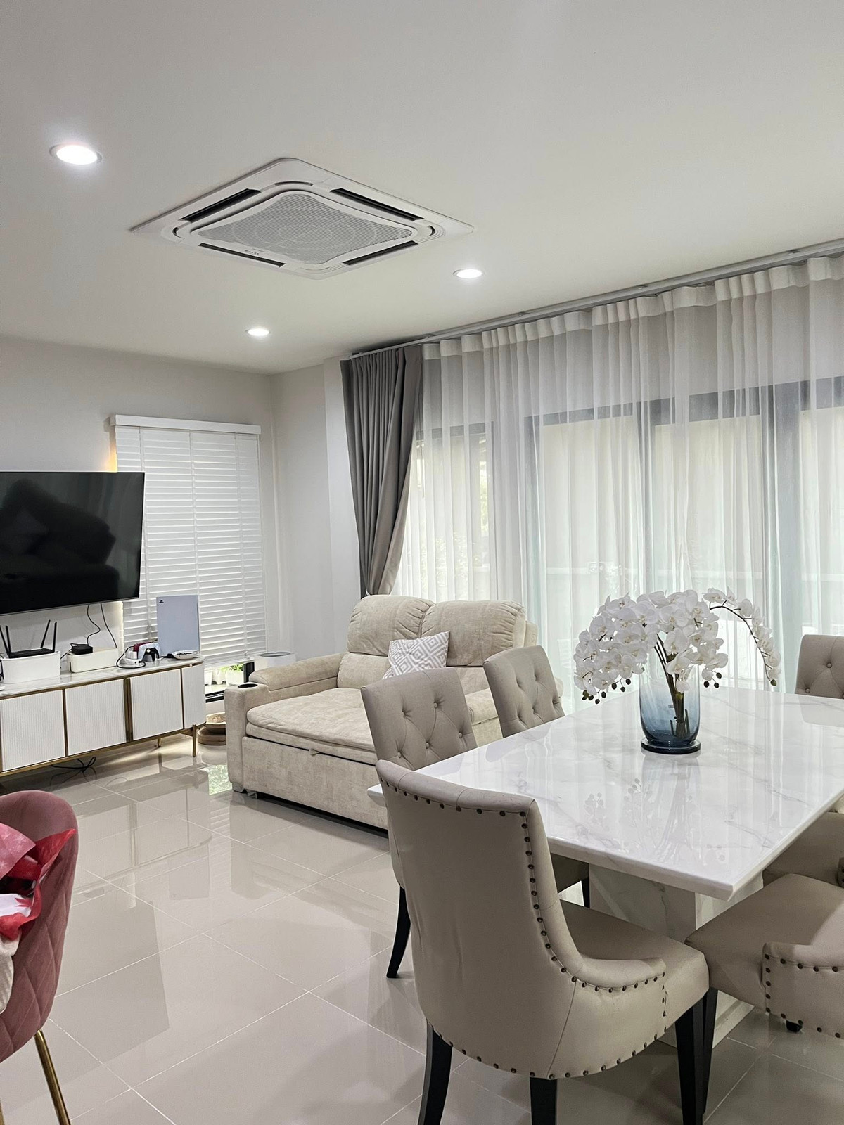 For RentHousePattanakan, Srinakarin : Townhouse for rent 📍 Baan Klang Muang The Edition Rama 9-Krungthep Kreetha 📍 4 bedrooms, 4 bathrooms, fully furnished and equipped with appliances.