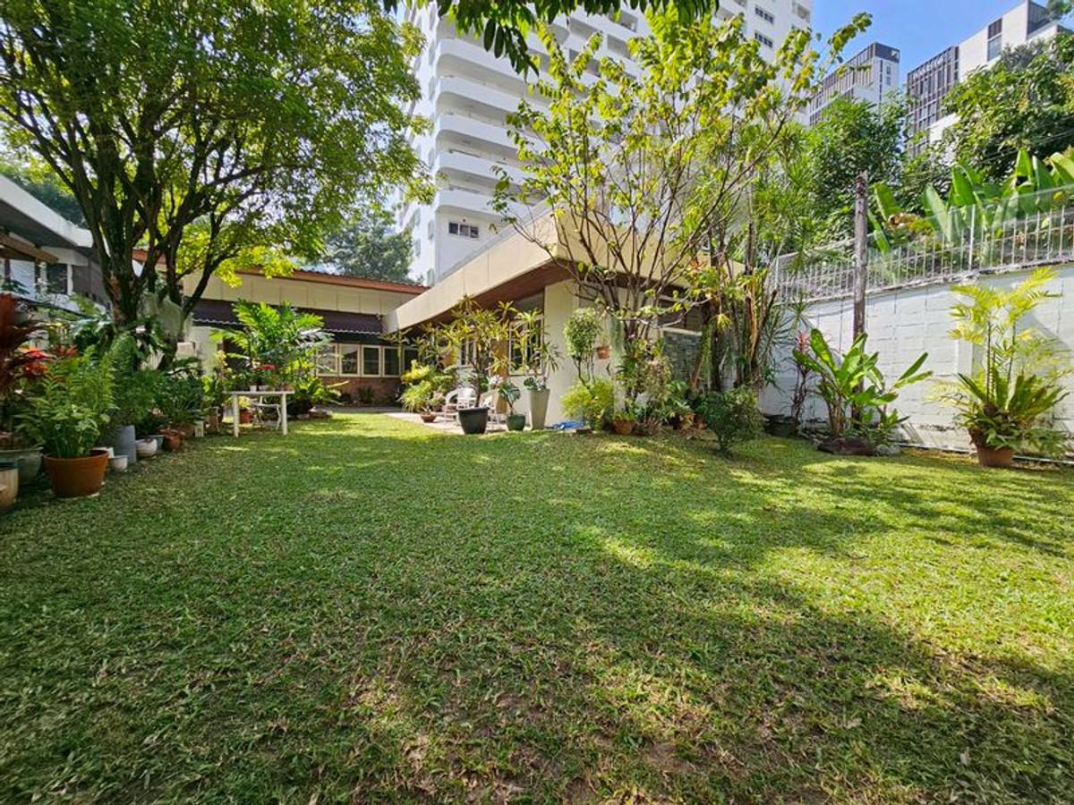 For SaleLandSukhumvit, Asoke, Thonglor : Land for sale, 127 sq m, behind EmQuartier department store, Soi Sukhumvit 33, near BTS Phrom Phong, only 550 meters to Sukhumvit Road, Khlong Tan Nuea Subdistrict, Watthana District, Bangkok.