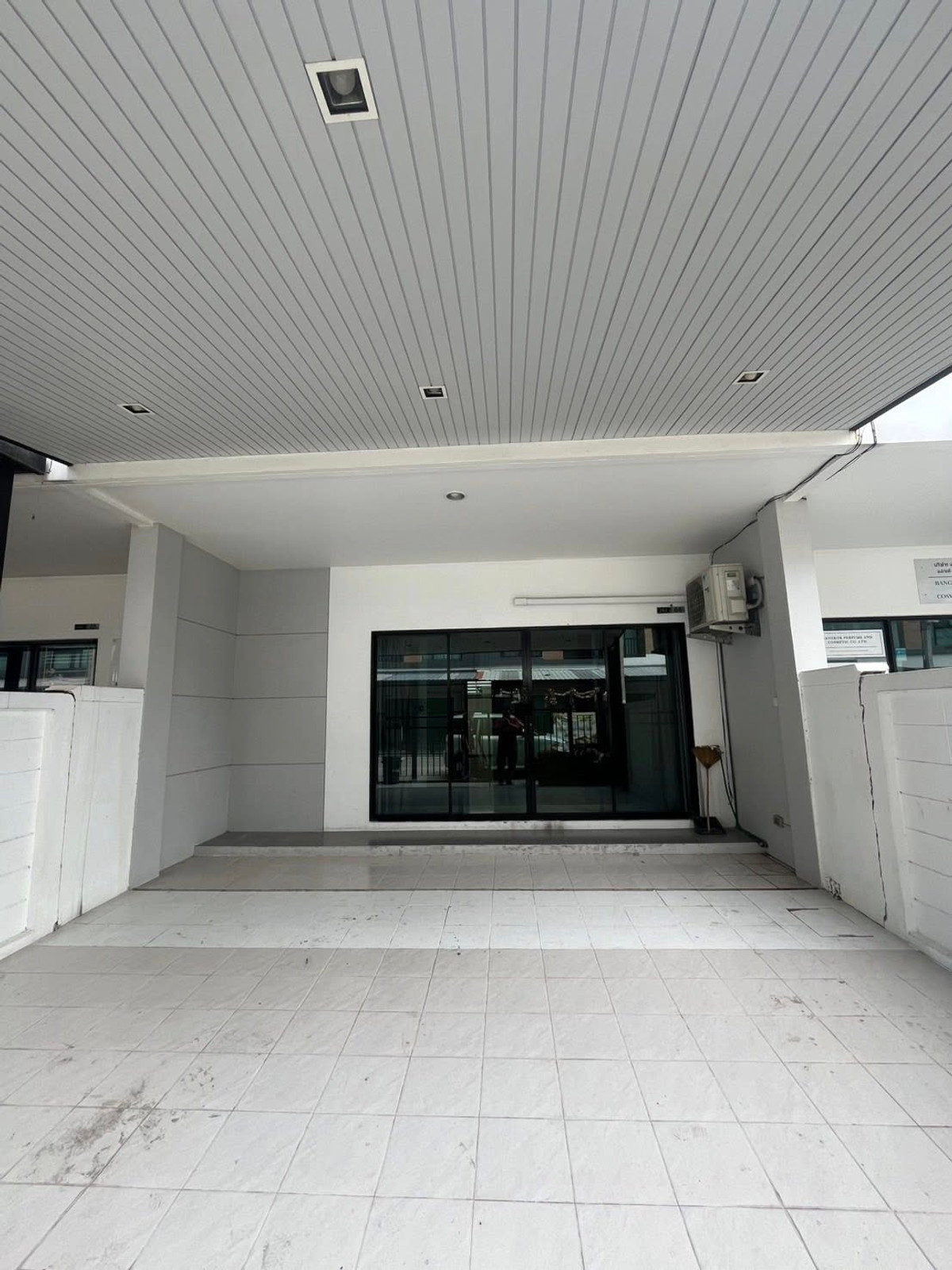 For RentTownhomeMin Buri, Romklao : Townhouse for rent 🔥 Trio Romklao 🔥 2 bedrooms, 3 bathrooms. Suitable for business and residential use.