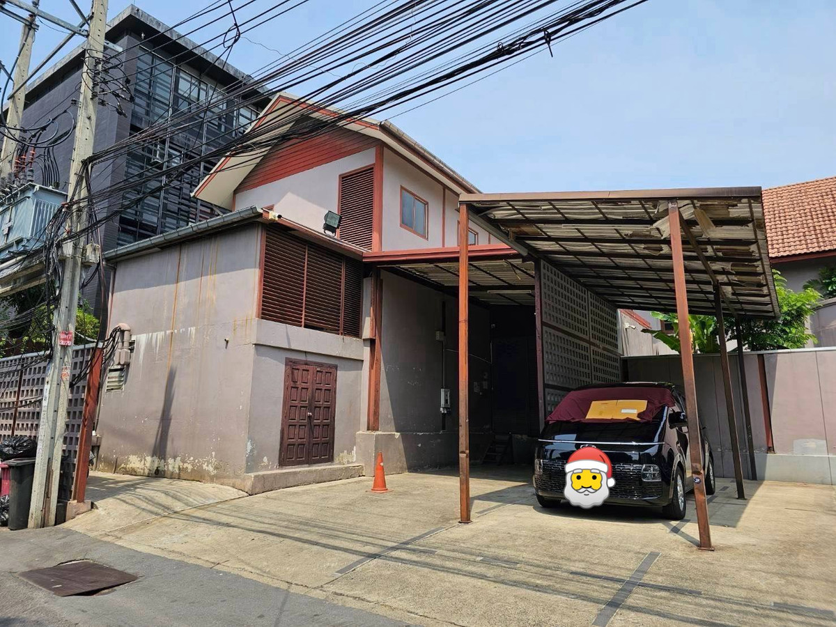 ให้เช่าโกดังลาดพร้าว เซ็นทรัลลาดพร้าว :  ให้เช่าคลังสินค้า / อาคารอเนกประสงค์ 2 ชั้น ลาดพร้าว ซอย 1 แยก 14 ใจกลางย่านธุรกิจและชุมชน พื้นที่ใช้สอยกว้างถึง 400 ตร.ม. จอดรถได้จำนวนมาก 💰 ค่าเช่าพิเศษเพียง 80,000 บาท/เดือน (จากเดิม 100,000 บาท)