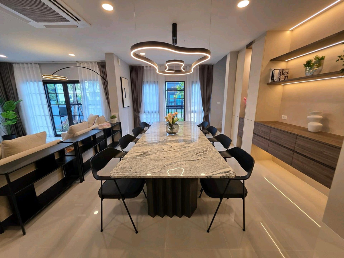 ให้เช่าบ้านบางนา แบริ่ง ลาซาล : บ้านหรู หลังใหญ่ที่สุดในโครงการ  แปลงมุม   ใกล้เมกาบางนา   เพียง 1 กิโลเมตร โครงการหมู่บ้าน เซนโทร บางนา ค่าเช่า 160,000 บาท/เดือน