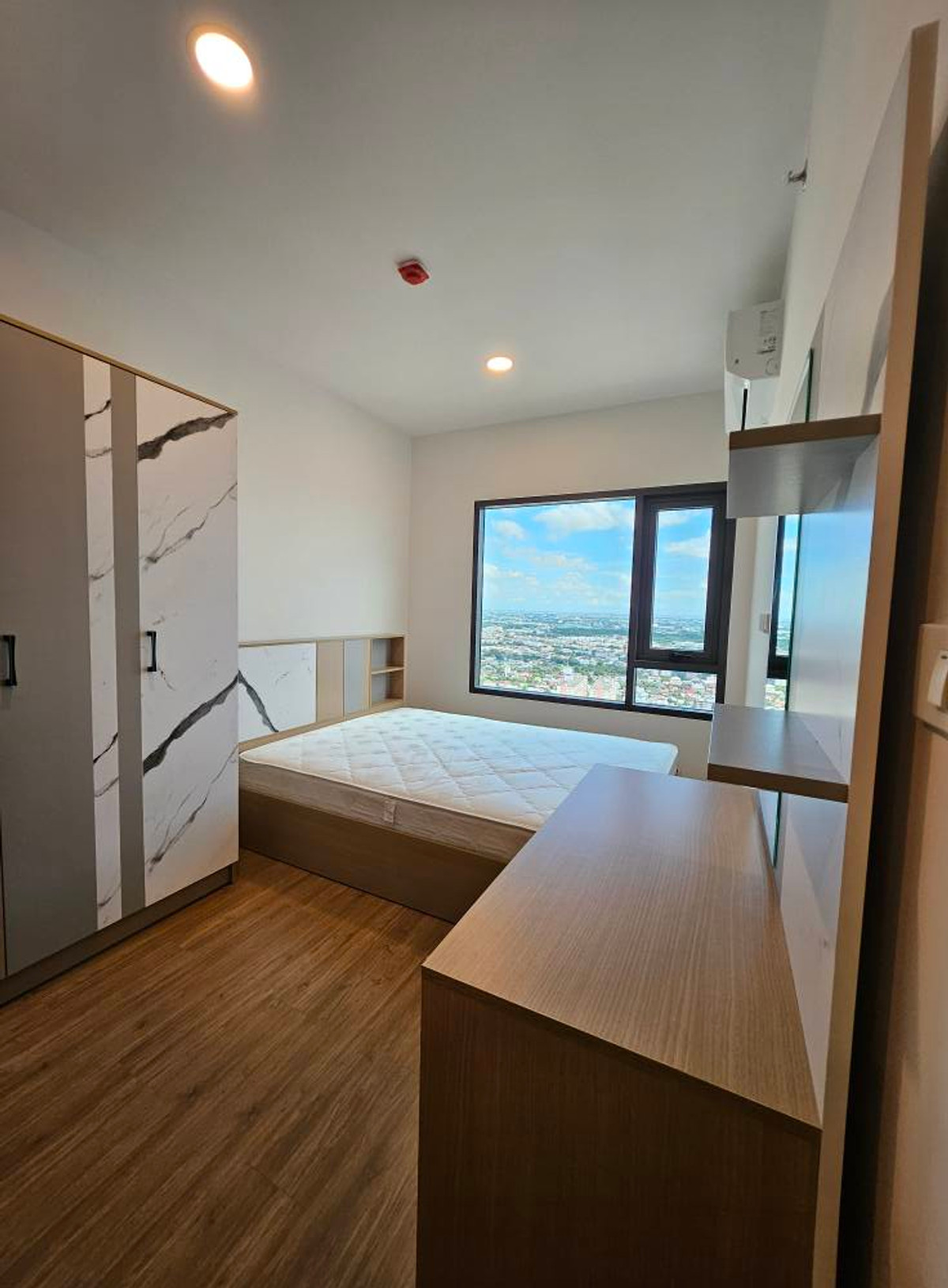 For RentCondoRamkhamhaeng, Hua Mak : For Rent ✨ The Livin Ramkhamhaeng ✨ Near MRT Interchange Lam Sali. Fully furnished with appliances.