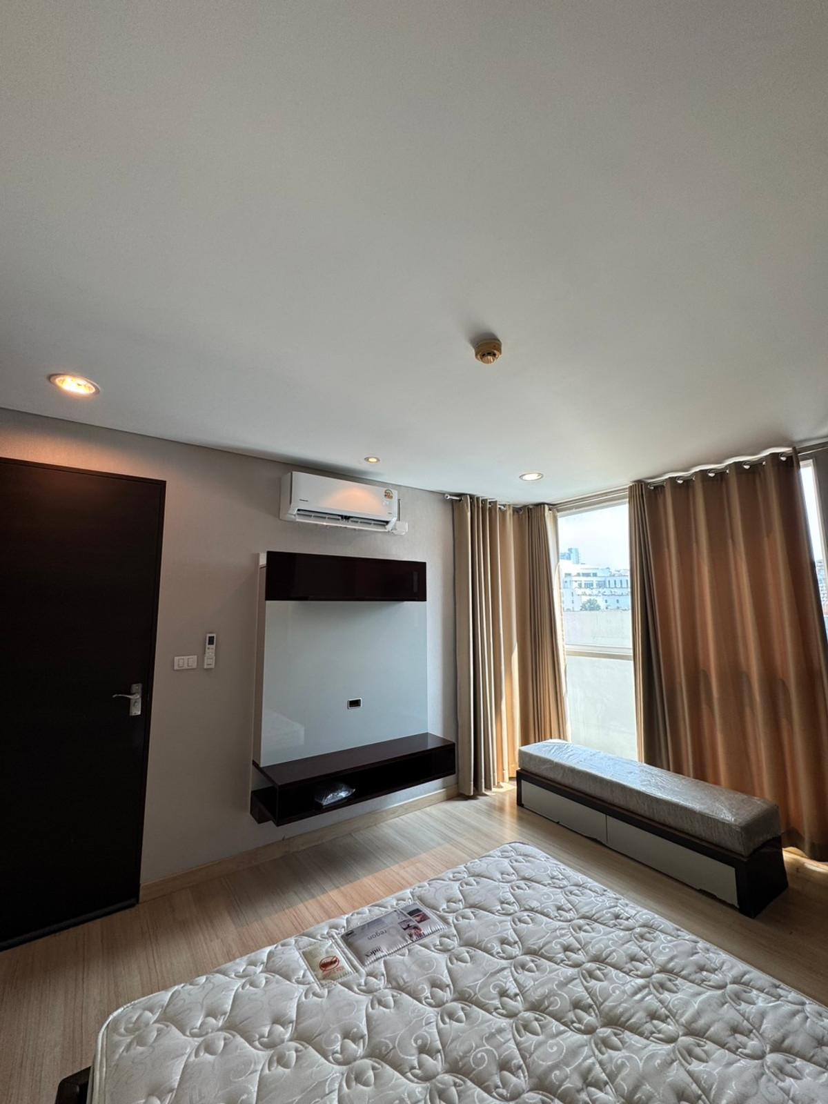 For SaleCondoRatchathewi,Phayathai : Condo for sale, large room, close to BTS Ratchathewi, only 200 meters, price only a little over 7 million.
