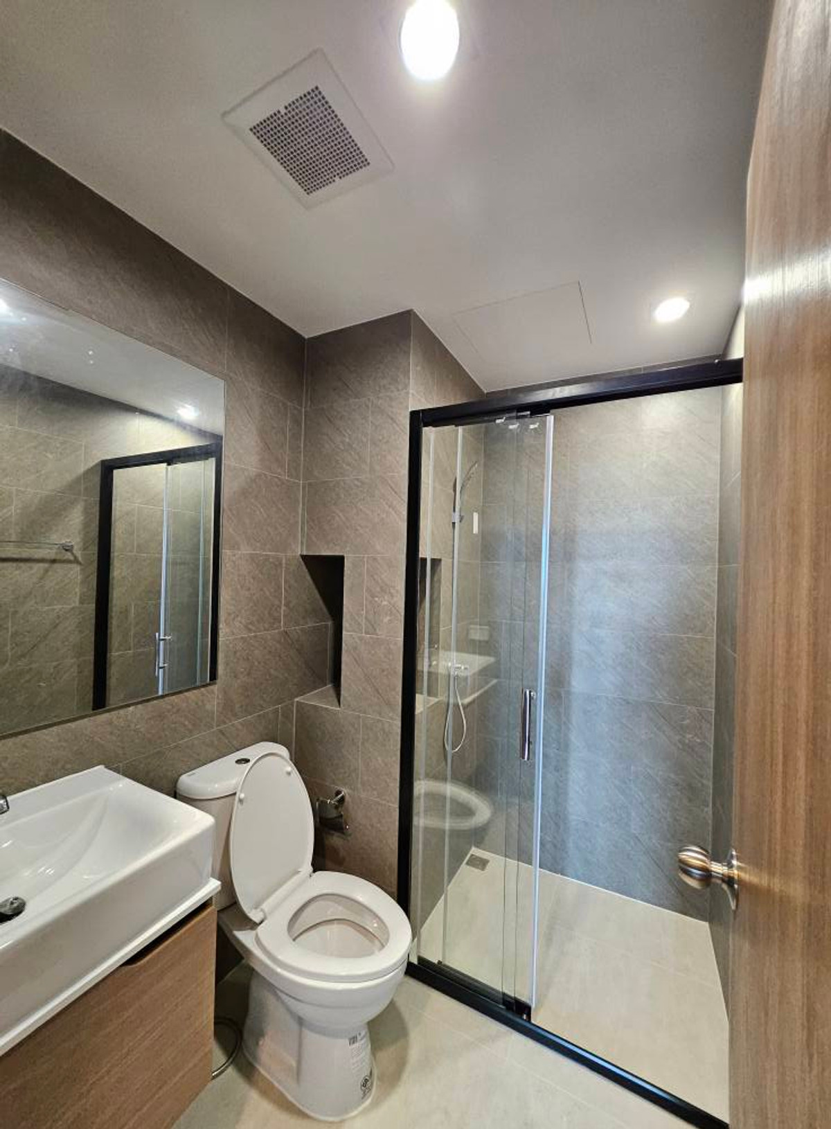 For RentCondoRamkhamhaeng, Hua Mak : For Rent ✨ The Livin Ramkhamhaeng ✨ Near MRT Interchange Lam Sali. Fully furnished with appliances.