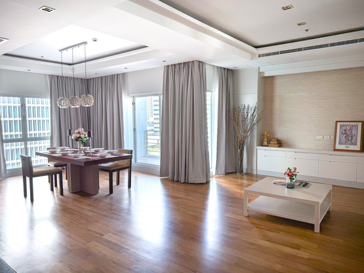 ให้เช่าคอนโดวิทยุ ชิดลม หลังสวน : Royal Residence Park ห้องใหญ่ 220 ตร.ม. ใกล้สวนลุมพินี เงียบสงบ เป็นส่วนตัว Please call: 062-496-6454