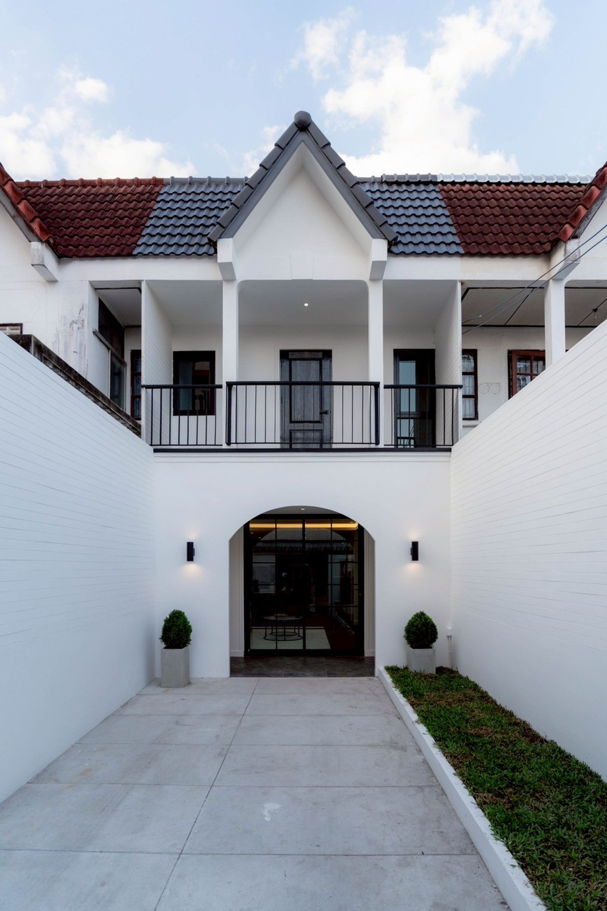 For SaleTownhomeChiang Mai : 🏡Newly renovated townhome Central location in Chet Yot, Chiang Mai, travel only 1 km. To Maya - One Nimman, 1.5 km. To CMU No.2SB057