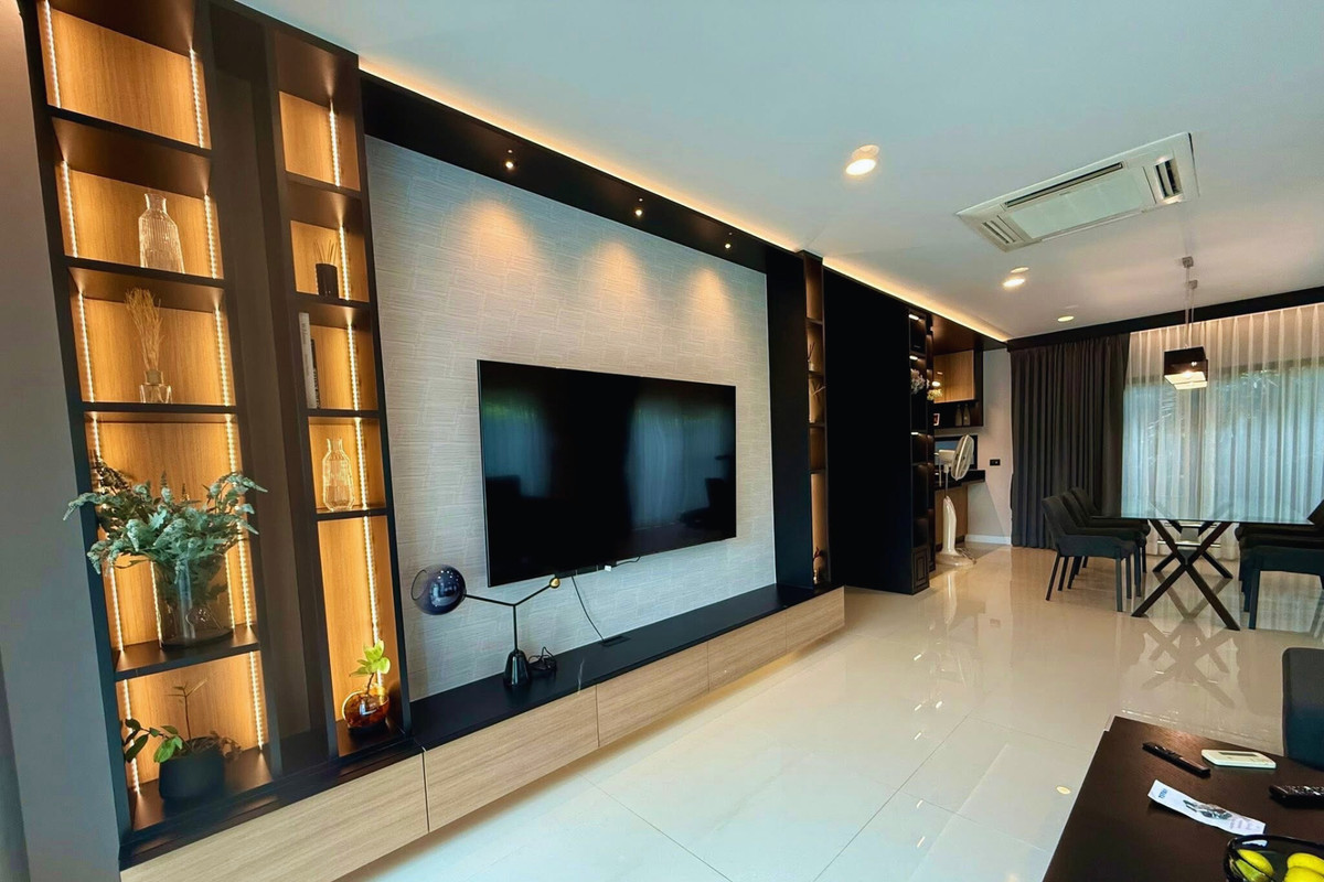 For RentHousePattanakan, Srinakarin : Luxury furnished 4-bedroom home for rent near top international schools