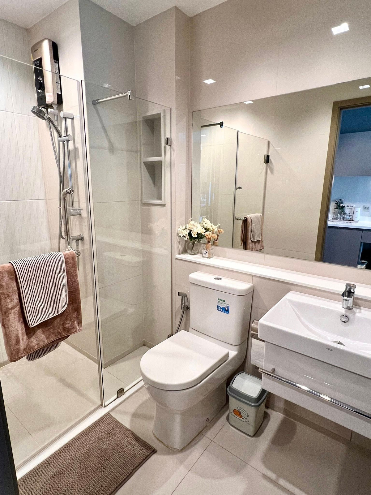 For SaleCondoRama9, Petchburi, RCA : Urgent Sale ✨ Life Asoke - Rama 9 ✨ South-facing, good ventilation, unobstructed view, beautifully decorated in minimalist style, fully furnished with appliances.