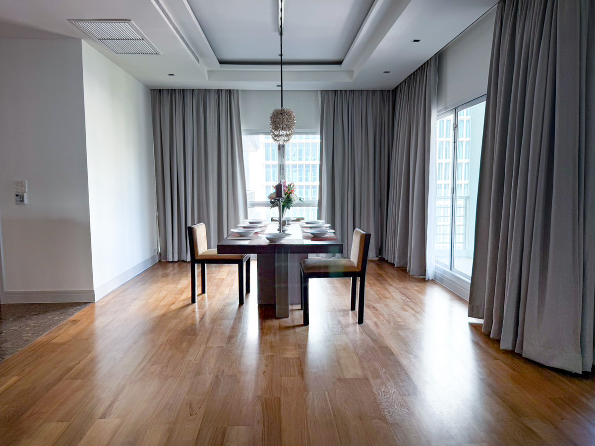 ให้เช่าคอนโดวิทยุ ชิดลม หลังสวน : Royal Residence Park ห้องใหญ่ 220 ตร.ม. ใกล้สวนลุมพินี เงียบสงบ เป็นส่วนตัว Please call: 062-496-6454