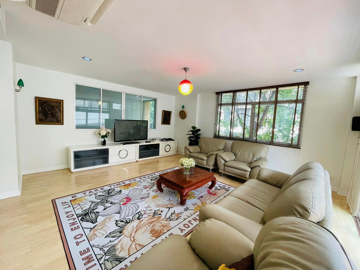 For RentHouseSukhumvit, Asoke, Thonglor : For rent 4 bed 5 bath House Phrom Phomg Sukhumvit