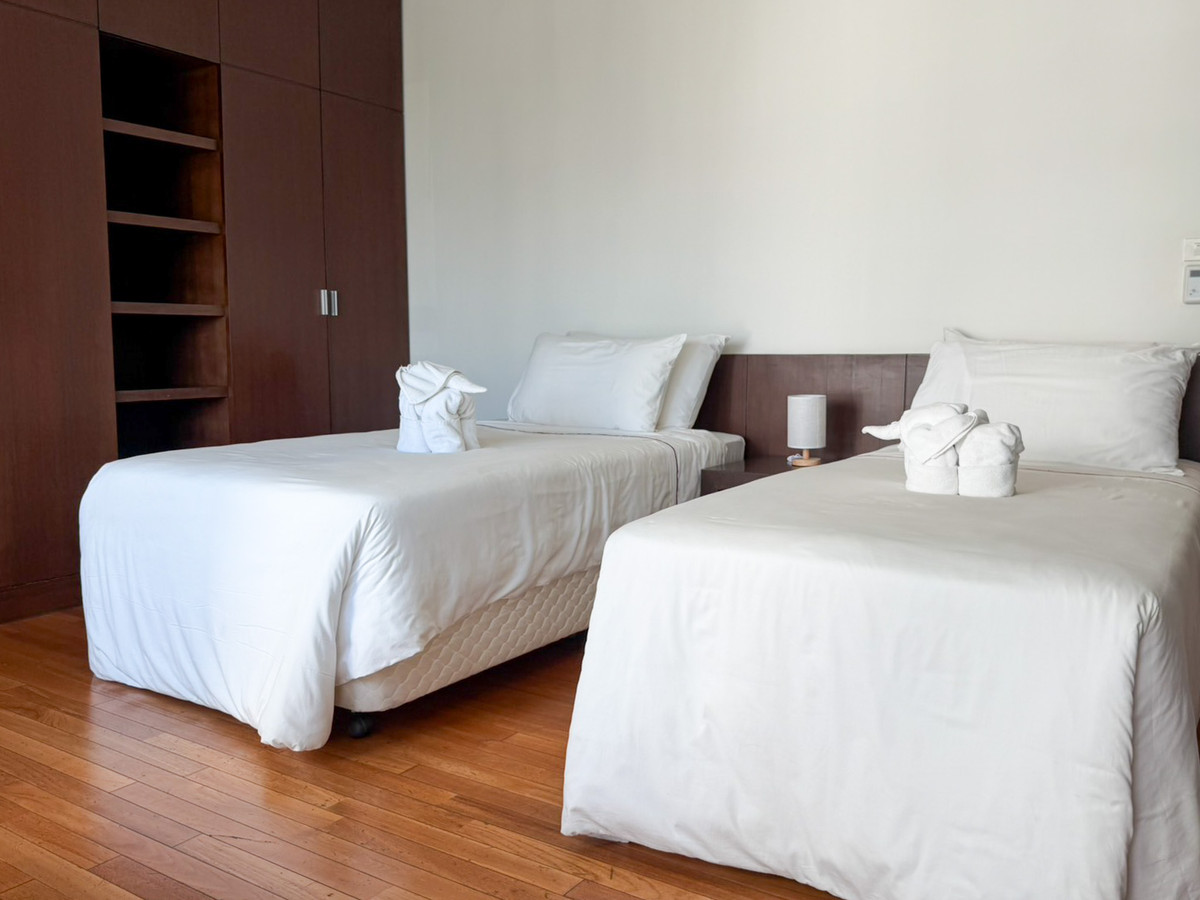 ให้เช่าคอนโดวิทยุ ชิดลม หลังสวน : Royal Residence Park วิทยุ - ห้องใหญ่ 220 ตร.ม. ใกล้สวนลุมพินี พร้อมเข้าอยู่ Please call: 062-496-6454