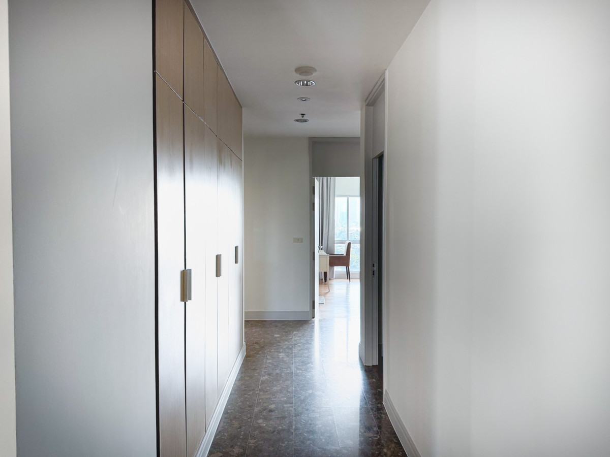 ให้เช่าคอนโดวิทยุ ชิดลม หลังสวน : Royal Residence Park ห้องใหญ่ 220 ตร.ม. ใกล้สวนลุมพินี เงียบสงบ เป็นส่วนตัว Please call: 062-496-6454