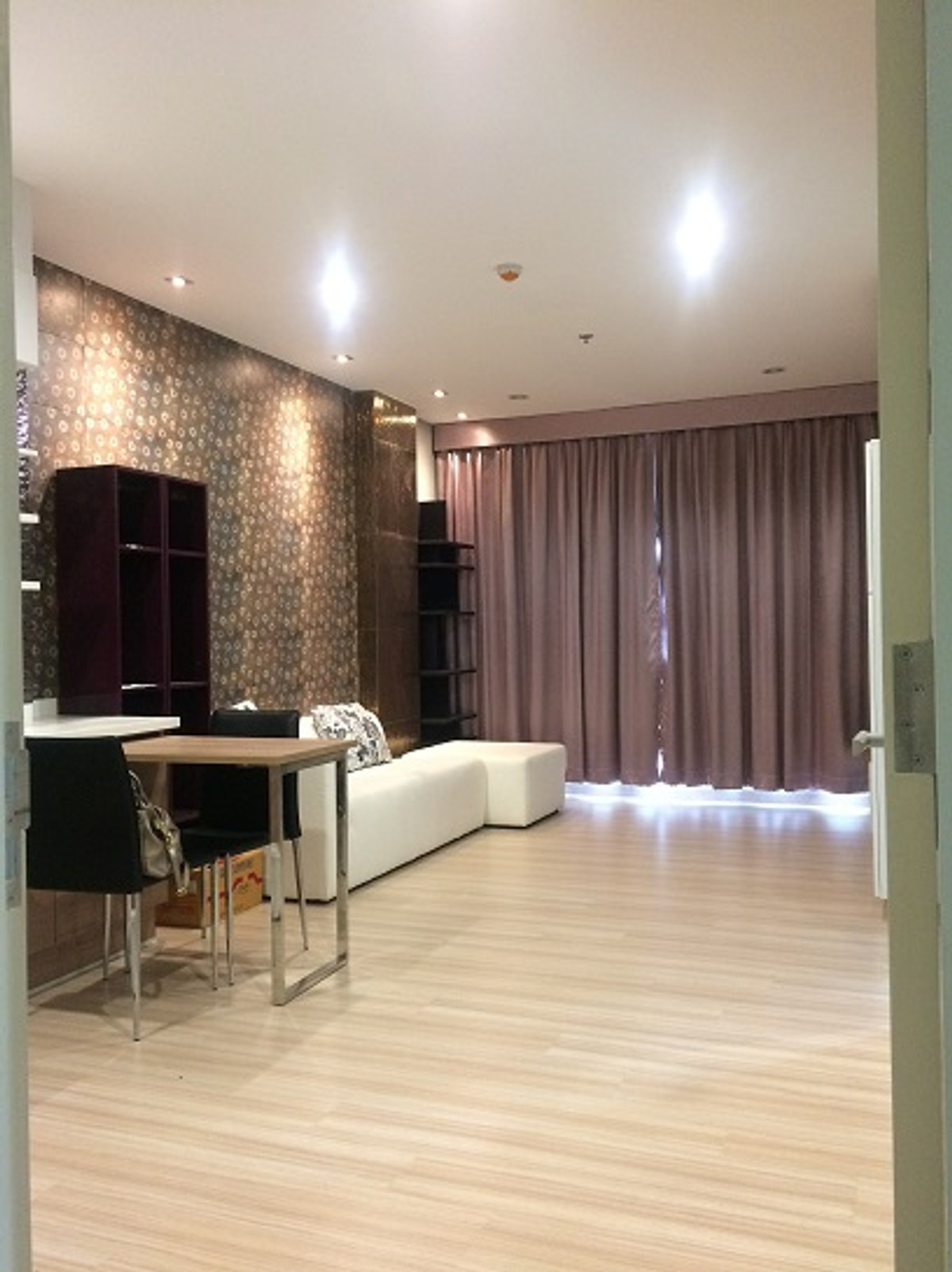 For RentCondoRattanathibet, Sanambinna : *** Condo for rent, The HOTEL, Rattanathibet Road, 1 bedroom, 50 sq m., east side, next to the purple skytrain. Bang Kraso Station