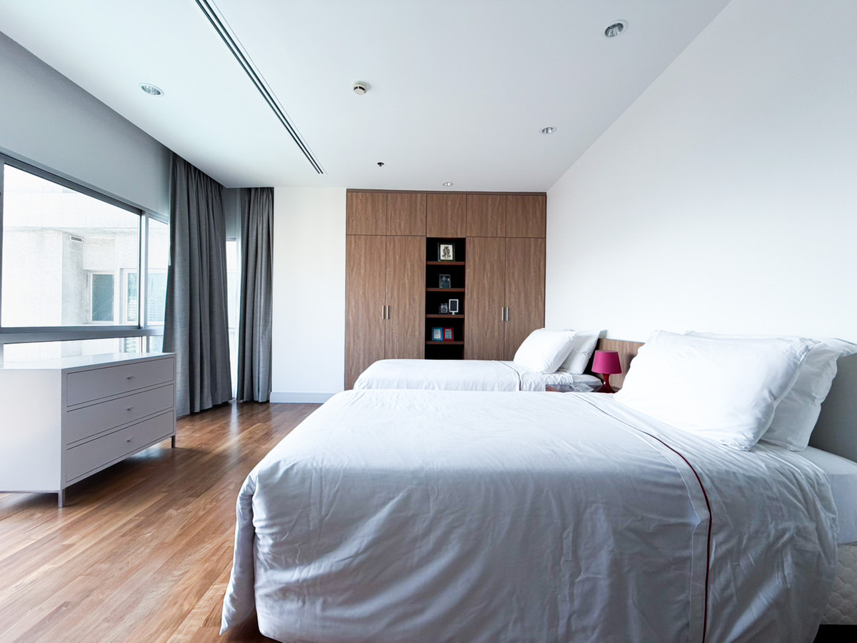 ให้เช่าคอนโดวิทยุ ชิดลม หลังสวน : Royal Residence Park ห้องใหญ่ 220 ตร.ม. ใกล้สวนลุมพินี เงียบสงบ เป็นส่วนตัว Please call: 062-496-6454