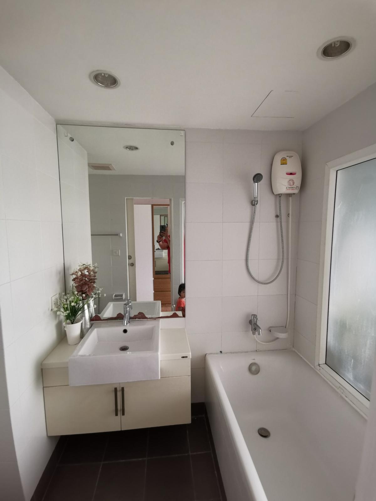 For RentCondoSathorn, Narathiwat : New condo in the heart of Sathorn, beautiful view, 1 bedroom, only 23,000 baht/monthNear BTS Chong Nonsi, convenient for all travel, with complete facilities.