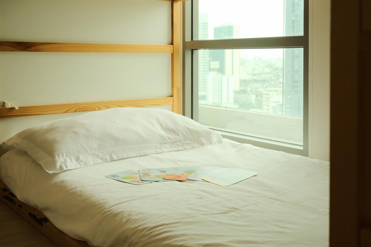 For SaleCondoSilom, Saladaeng, Bangrak : Prime location! 3-bedroom condo in the heart of Sam Yan for only 12.5 millionClose to BTS/MRT, swimming pool, fitness center, ready to move in!