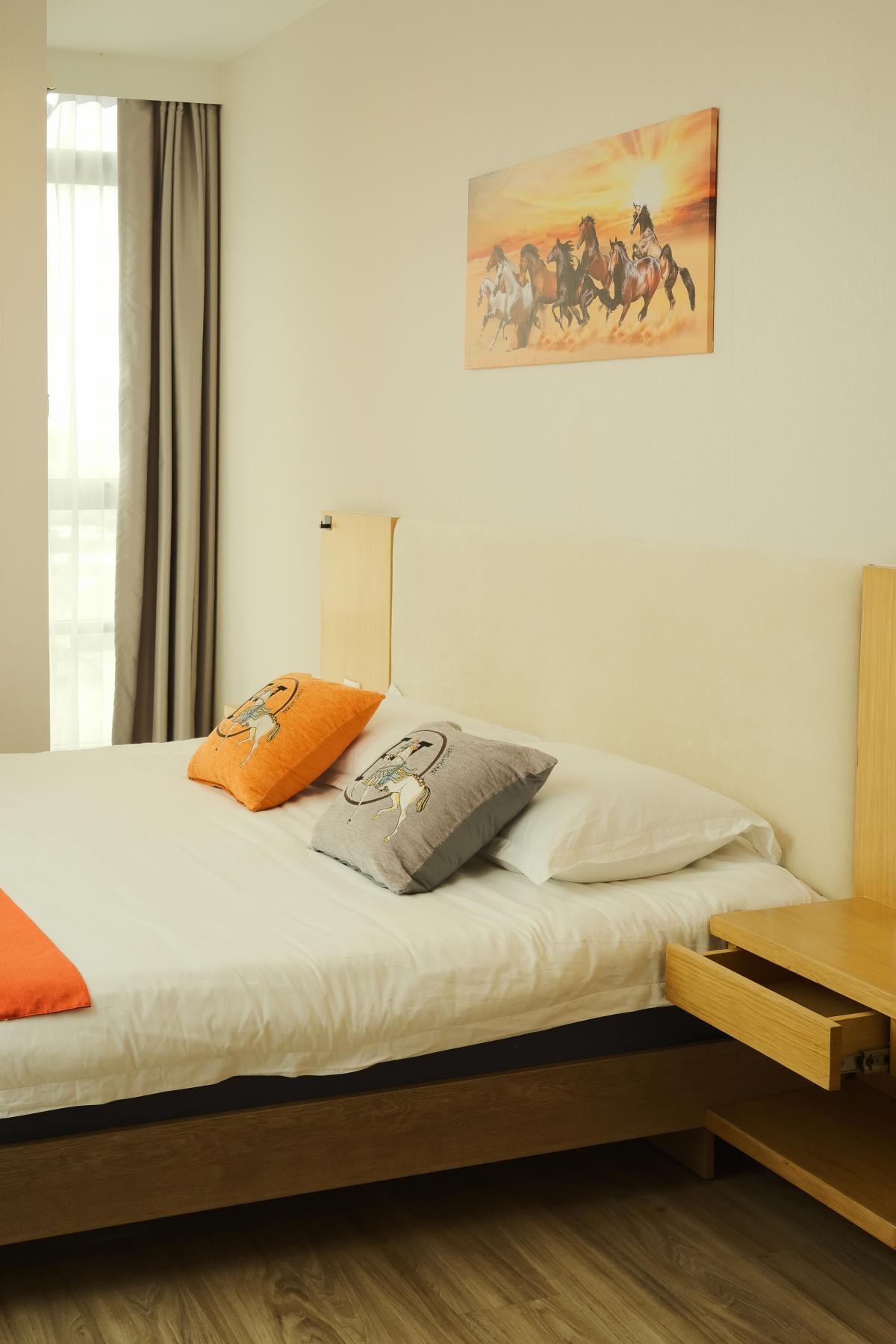 For SaleCondoSilom, Saladaeng, Bangrak : Prime location! 3-bedroom condo in the heart of Sam Yan for only 12.5 millionClose to BTS/MRT, swimming pool, fitness center, ready to move in!