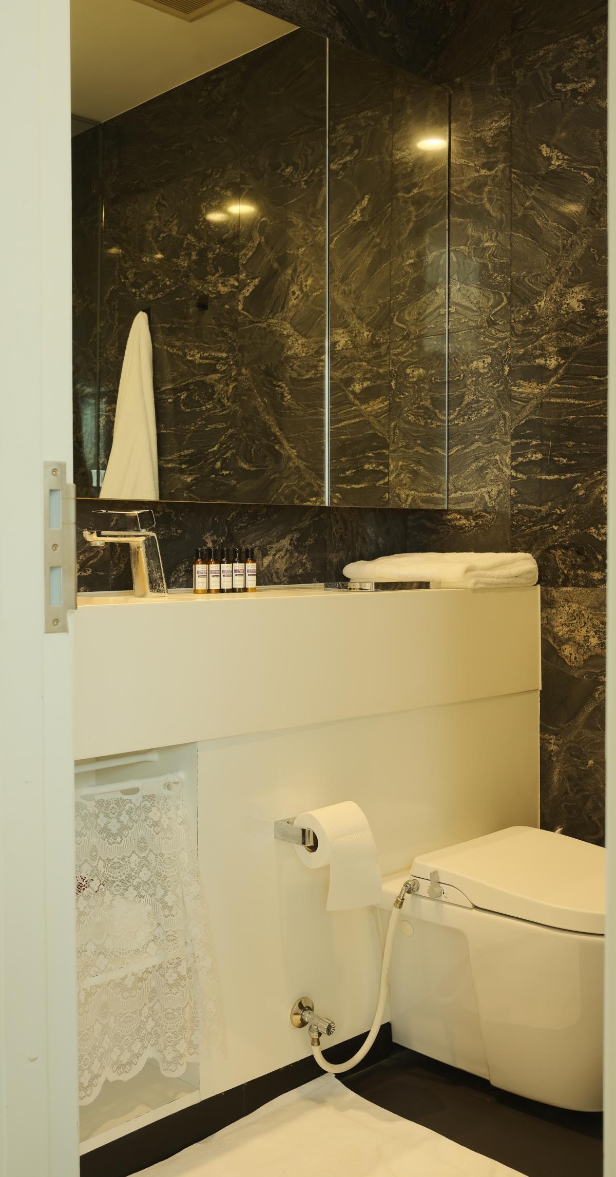 For SaleCondoSilom, Saladaeng, Bangrak : Prime location! 3-bedroom condo in the heart of Sam Yan for only 12.5 millionClose to BTS/MRT, swimming pool, fitness center, ready to move in!