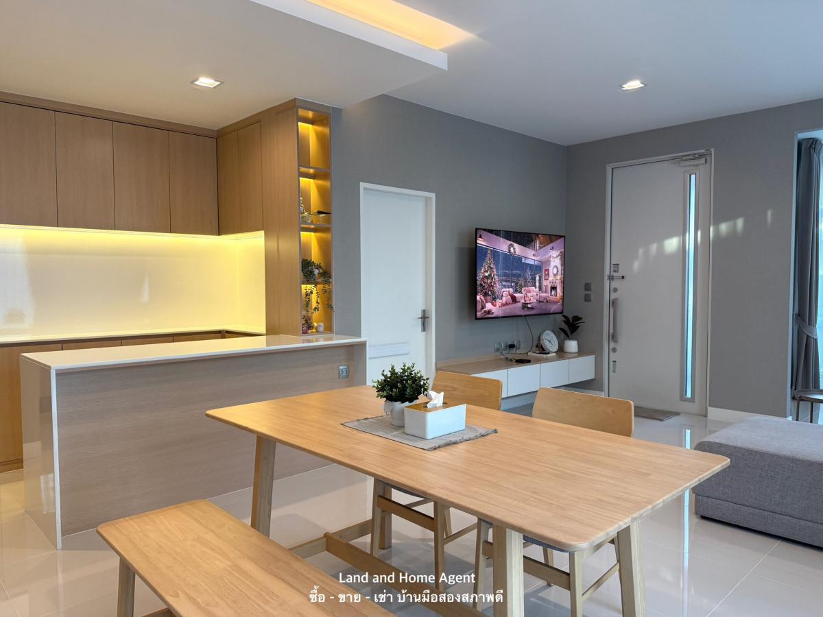 ให้เช่าบ้านลาดกระบัง สุวรรณภูมิ : 28/02/2026, ให้เช่าบ้านเดี่ยว 4 ห้องนอน พร้อมเฟอร์นิเจอร์ ใกล้สโมสร มัณฑนา อ่อนนุช-วงแหวน5 
พื้นที่กว้าง 185 ตร.ม. บนที่ดิน 70 ตร.วา เริ่มเพียง 85,000 บาท/เดือน