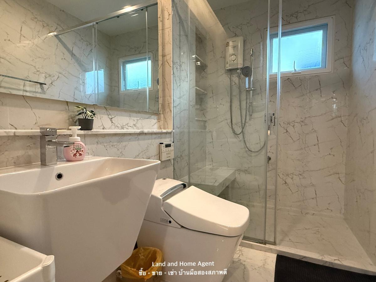 ให้เช่าบ้านลาดกระบัง สุวรรณภูมิ : 28/02/2026, ให้เช่าบ้านเดี่ยว 4 ห้องนอน พร้อมเฟอร์นิเจอร์ ใกล้สโมสร มัณฑนา อ่อนนุช-วงแหวน5 
พื้นที่กว้าง 185 ตร.ม. บนที่ดิน 70 ตร.วา เริ่มเพียง 85,000 บาท/เดือน