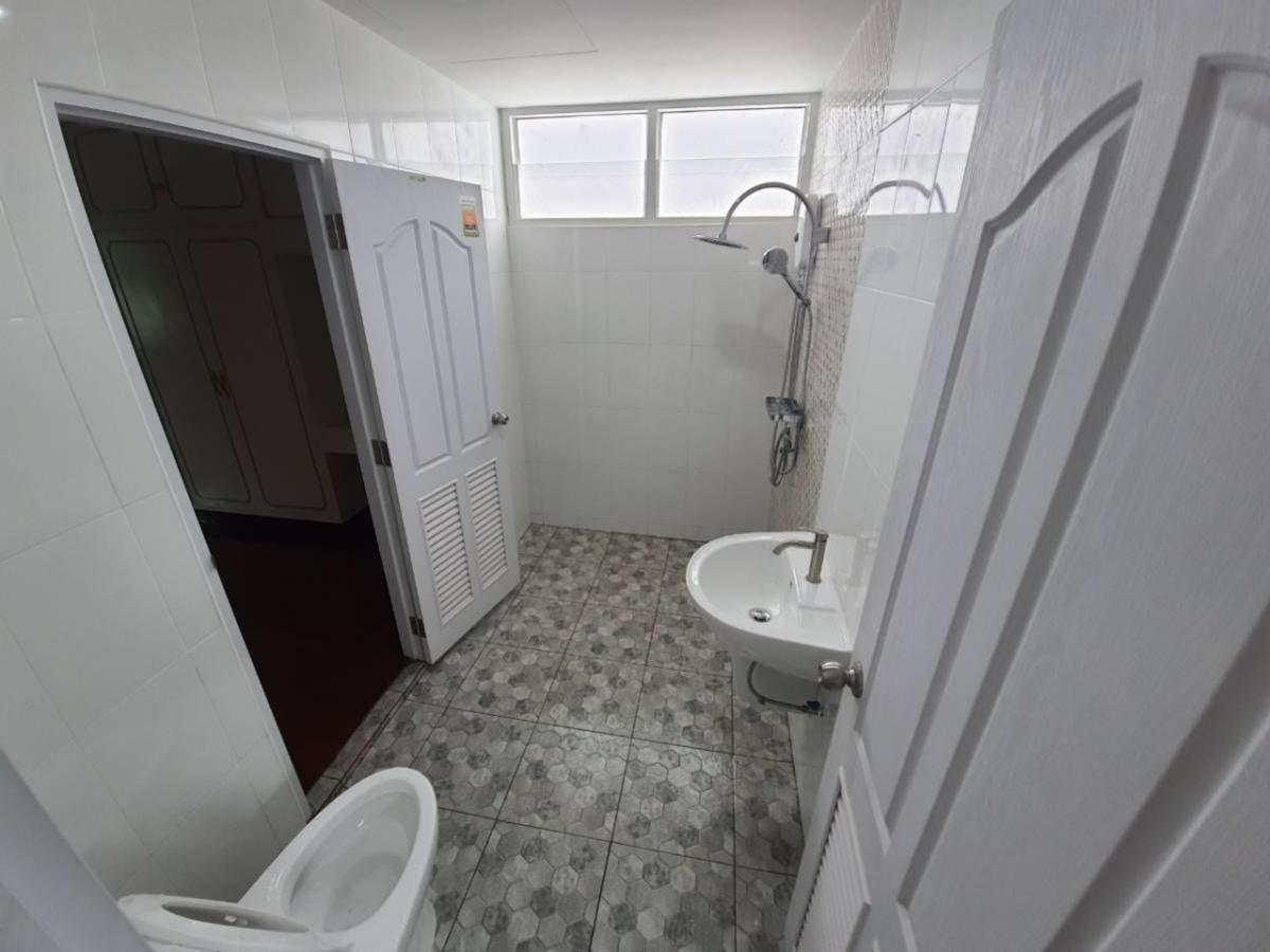 ให้เช่าบ้านอ่อนนุช อุดมสุข : 28/02/2026, บ้านหรู 4 ห้องนอน ใจกลางสุขุมวิท 71 ใกล้ทองหล่อ พร้อมเข้าอยู่ เช่าหรือซื้อได้ ลงตัวทุกไลฟ์สไตล์ เริ่ม 50,000 บาทต่อเดือน