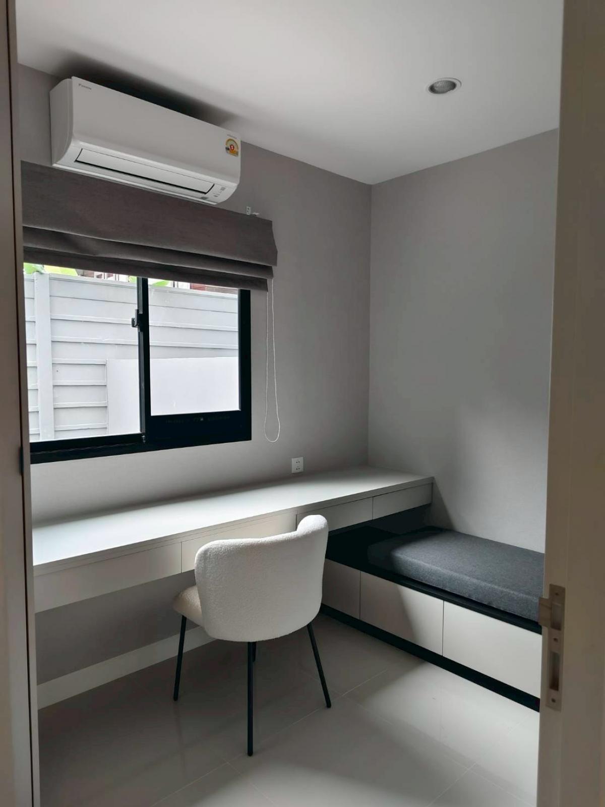 For RentTownhomePattanakan, Srinakarin : The most luxurious in the heart of Bangkok, Nirvana DEFINE Krungthep Kreetha House with land, 3 bedrooms, 3 bathrooms, special rental price 75,000 baht/month.