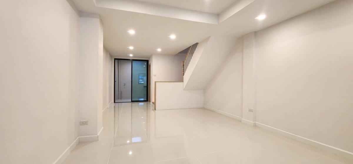 ขายทาวน์โฮมนวมินทร์ รามอินทรา : 28/02/2026, บ้านรีโนเวทใหม่ รามอินทรา 2 นอน 2 น้ำ พร้อมระเบียงกว้าง ราคาโดนใจ 2.49 ลบ. ใกล้รถไฟฟ้า กม.6 พร้อมอยู่ทันที!