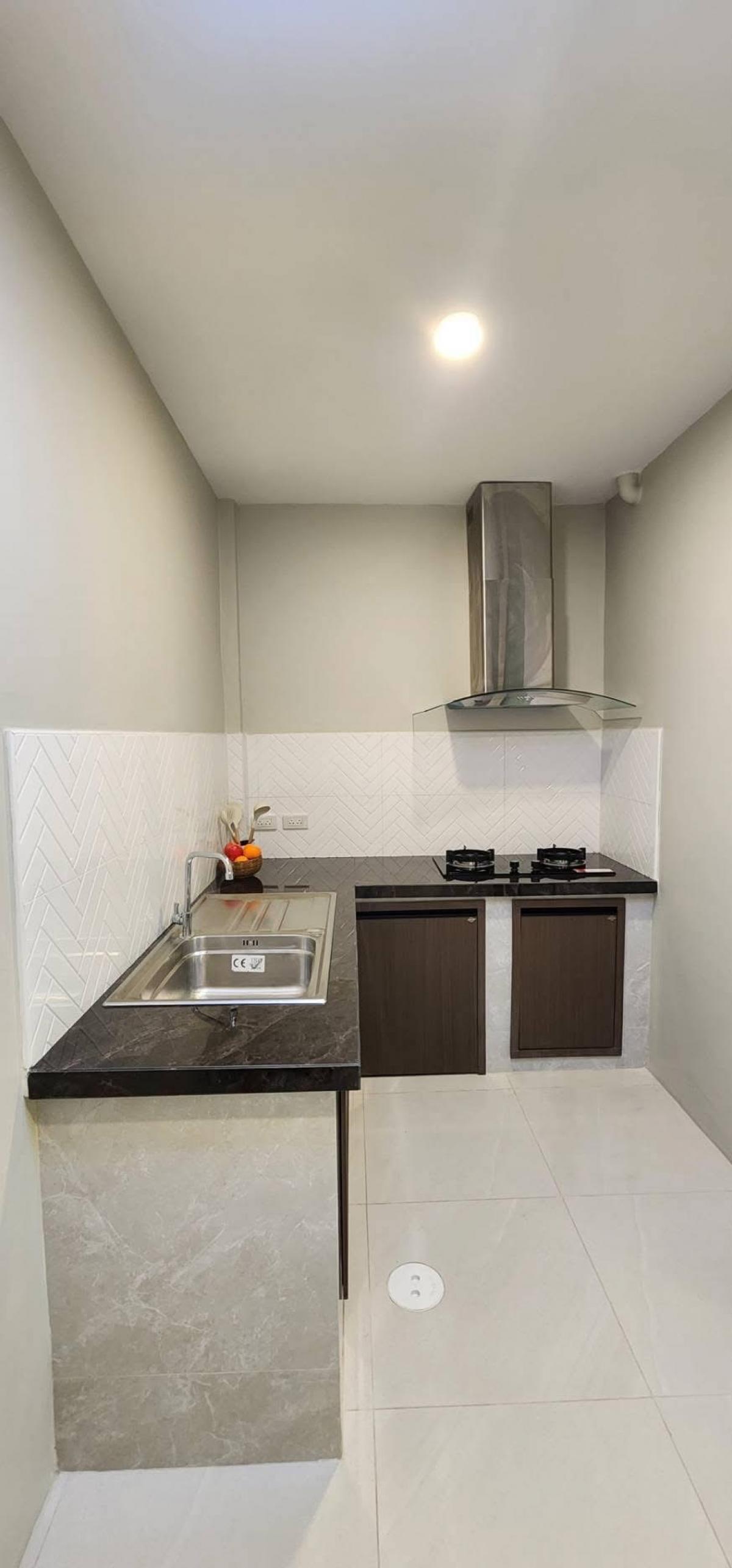 ขายทาวน์โฮมนวมินทร์ รามอินทรา : 28/02/2026, บ้านรีโนเวทใหม่ รามอินทรา 2 นอน 2 น้ำ พร้อมระเบียงกว้าง ราคาโดนใจ 2.49 ลบ. ใกล้รถไฟฟ้า กม.6 พร้อมอยู่ทันที!