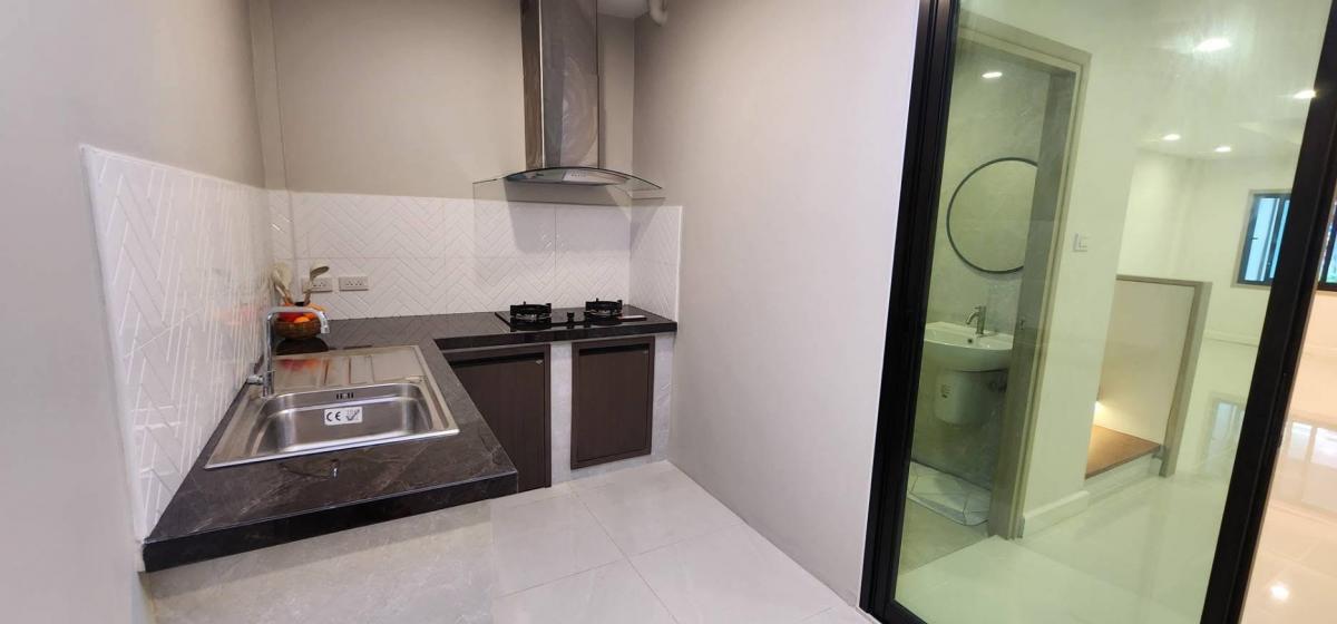 ขายทาวน์โฮมนวมินทร์ รามอินทรา : 28/02/2026, บ้านรีโนเวทใหม่ รามอินทรา 2 นอน 2 น้ำ พร้อมระเบียงกว้าง ราคาโดนใจ 2.49 ลบ. ใกล้รถไฟฟ้า กม.6 พร้อมอยู่ทันที!