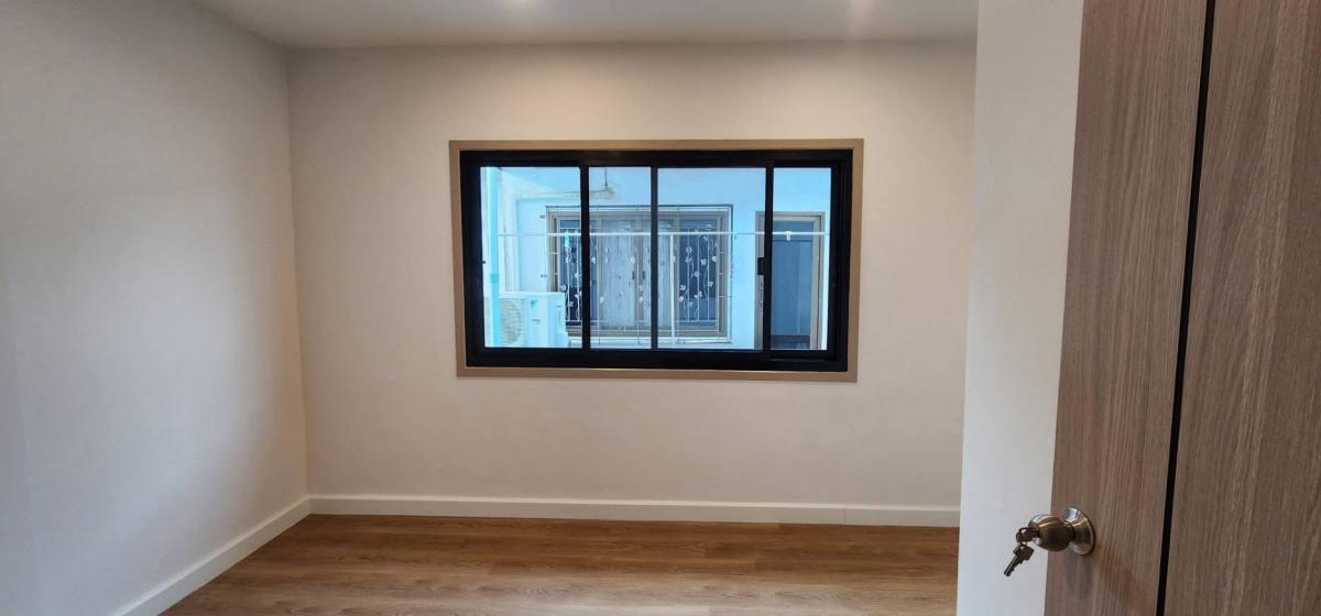 ขายทาวน์โฮมนวมินทร์ รามอินทรา : 28/02/2026, บ้านรีโนเวทใหม่ รามอินทรา 2 นอน 2 น้ำ พร้อมระเบียงกว้าง ราคาโดนใจ 2.49 ลบ. ใกล้รถไฟฟ้า กม.6 พร้อมอยู่ทันที!