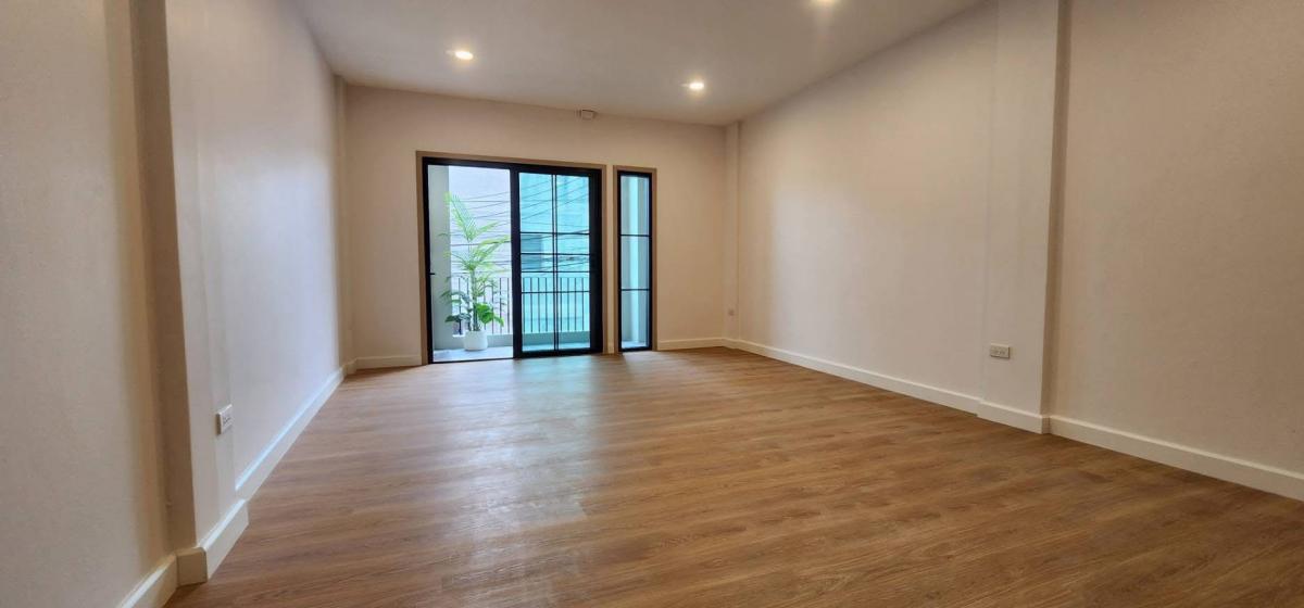 ขายทาวน์โฮมนวมินทร์ รามอินทรา : 28/02/2026, บ้านรีโนเวทใหม่ รามอินทรา 2 นอน 2 น้ำ พร้อมระเบียงกว้าง ราคาโดนใจ 2.49 ลบ. ใกล้รถไฟฟ้า กม.6 พร้อมอยู่ทันที!