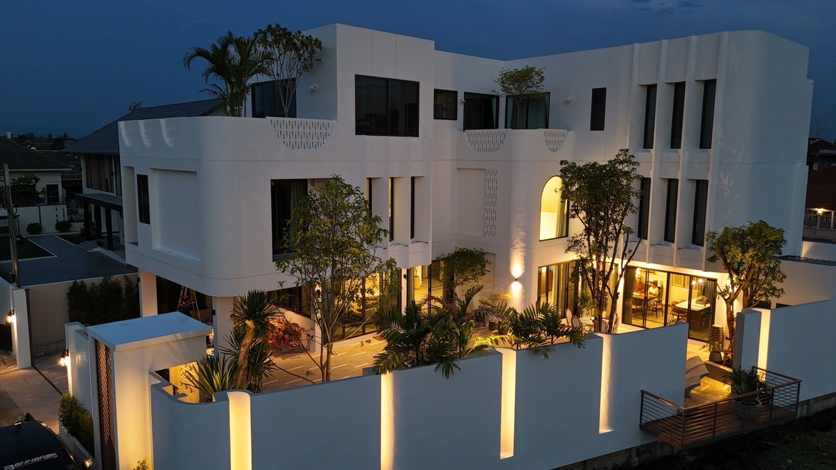 ให้เช่าบ้านเชียงใหม่ : บ้านหรูใหม่เอี่ยม 3 ชั้น ทำเลศักยภาพใจกลางเชียงใหม่ วัสดุและการตกแต่งระดับไฮเอนด์ พร้อมขาย/ให้เช่า